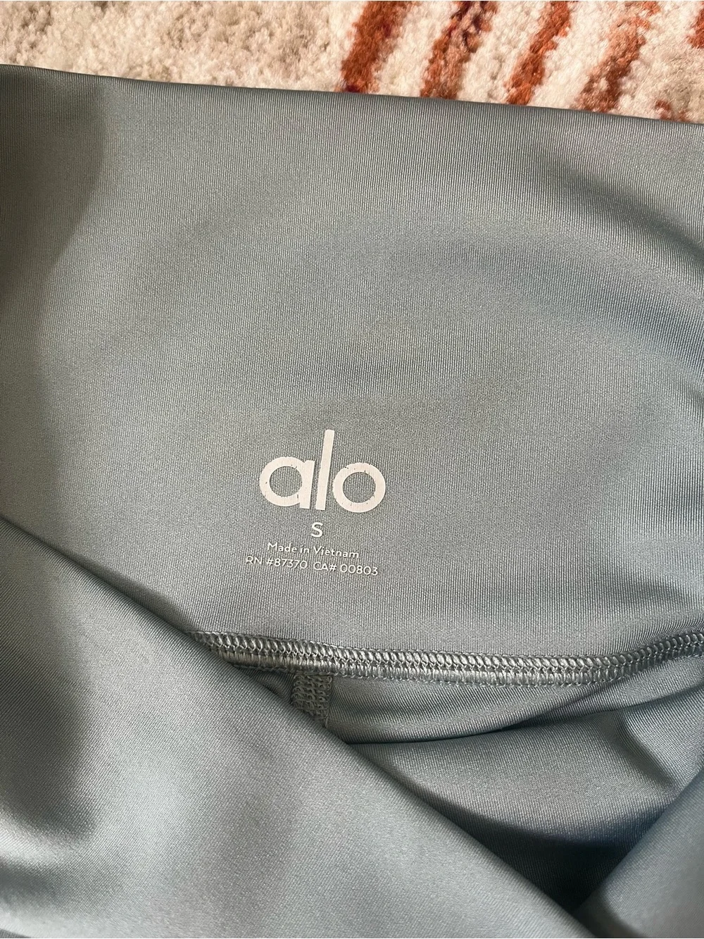 Alo Yoga 7/8 High-Waist Airlift Legging in Soft Sage-Grey